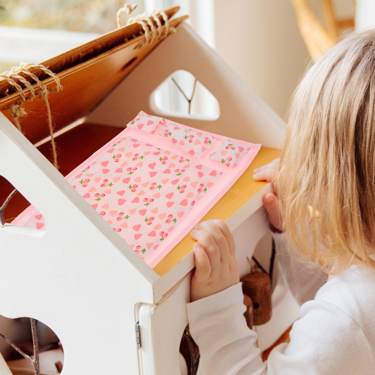 ibasenice Doll House Bedding Set - 1:12 Scale Miniature Bed Sheet, Quilt, and Pillows Kit - Soft Fabric Bedroom Accessories for 12-Inch Dollhouse Furniture Decor - Pink Heart Design