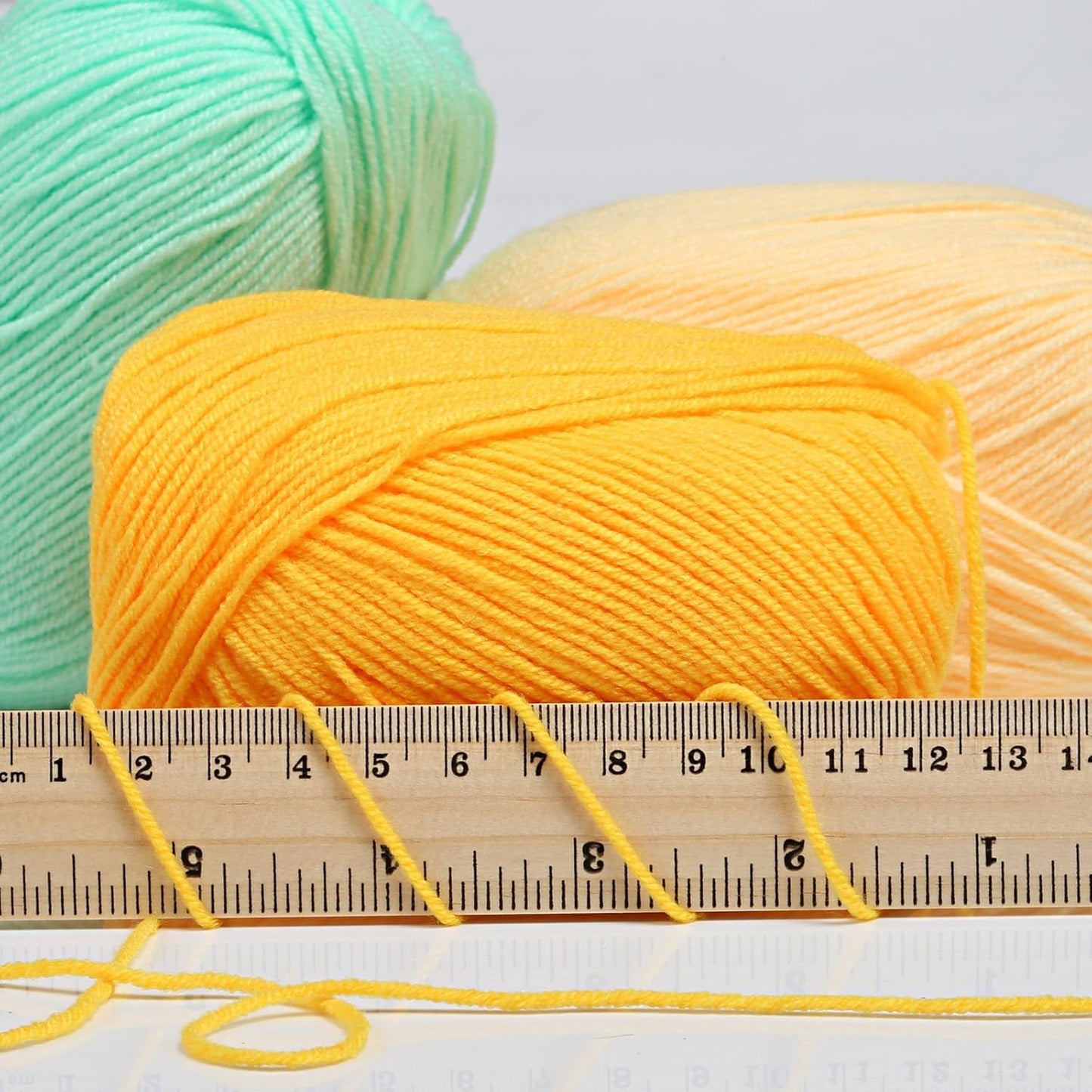LIHAO 15 Skeins Acrylic Yarn for Crocheting Beginners Crochet Kit with 2.5mm Hook, 2625 Yards Bulk Anti-Splitting Yarn Bundles for Amigurumi, Granny Squares and DIY Crafting