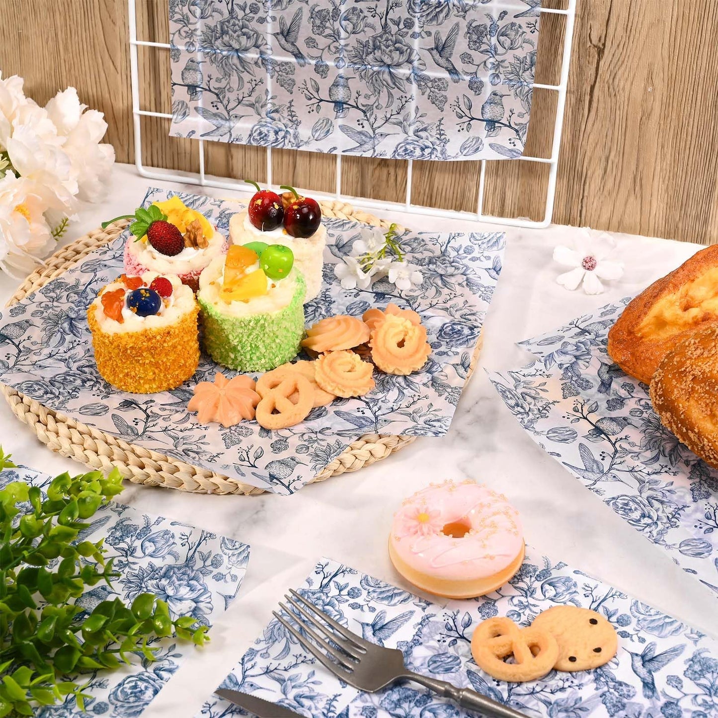 Sanixin 150Pcs Blue Floral Wax Paper for Food Chinoiserie Blue White Flower Decorative Wax Paper Oil-Proof Wrap Tissue for Picnic Sandwich Bakery Dessert Home Kitchen Supplies,9.8 x 8.3 Inches