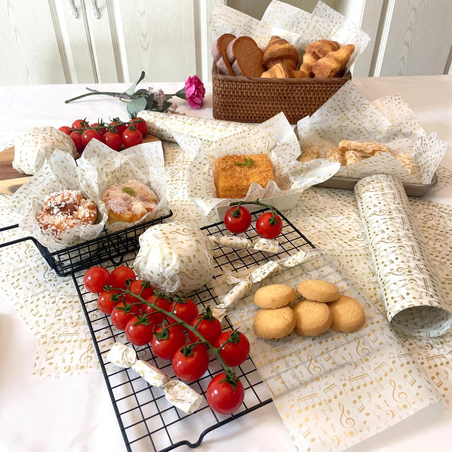Suiwen 150 Gold and White Music Note Patterned Wax Paper, Food Picnic Greaseproof Paper, Waterproof Dry Hamburger Liners Wrapping Tissue for Plastic Food Basket
