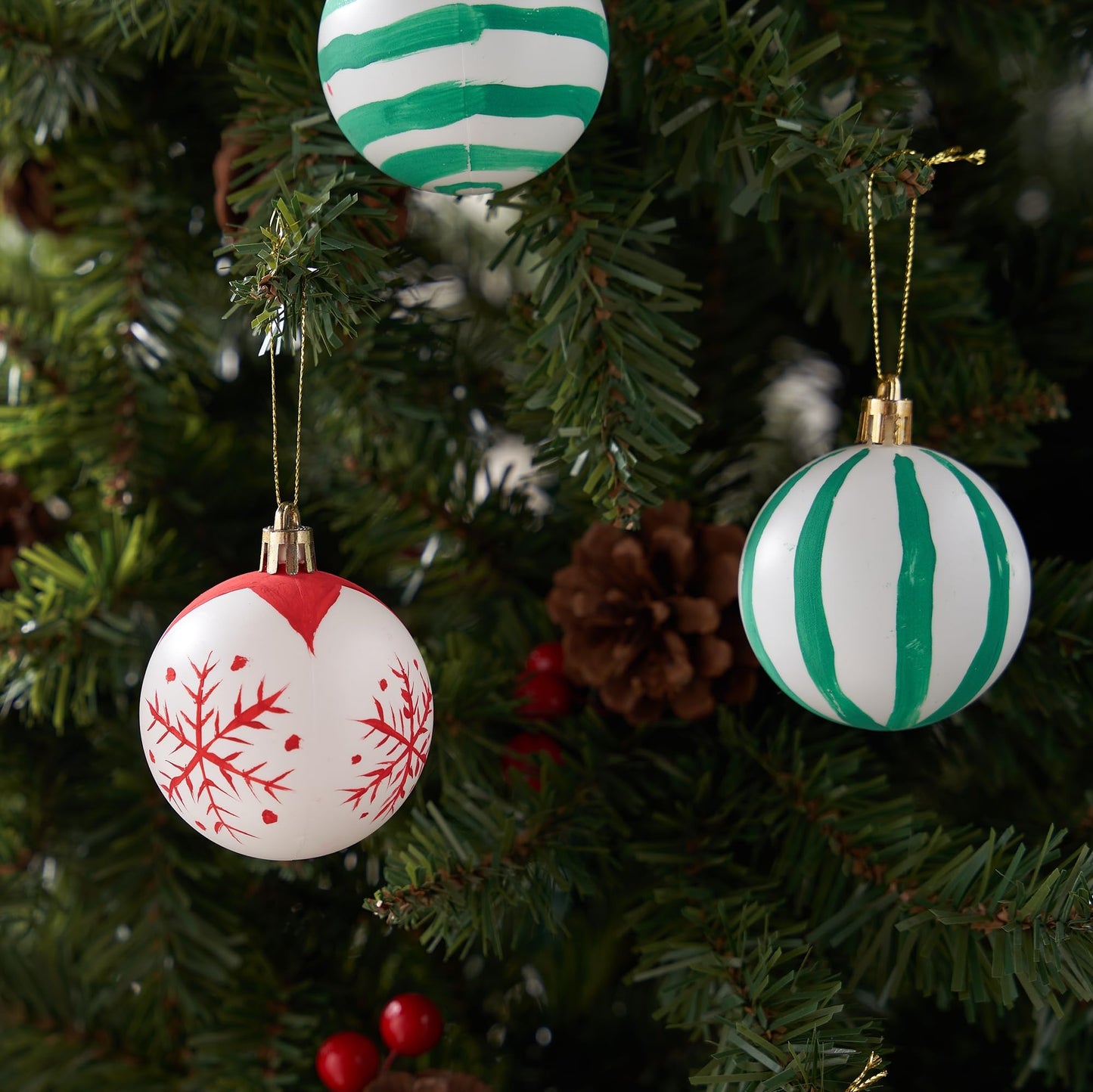 JOYIN 24 Pcs Christmas Ball Ornaments Blank White, Ball Ornaments for DIY Art & Craft Christmas Tree Decoration Shatterproof for Xmas Party Favors Supplies Presents