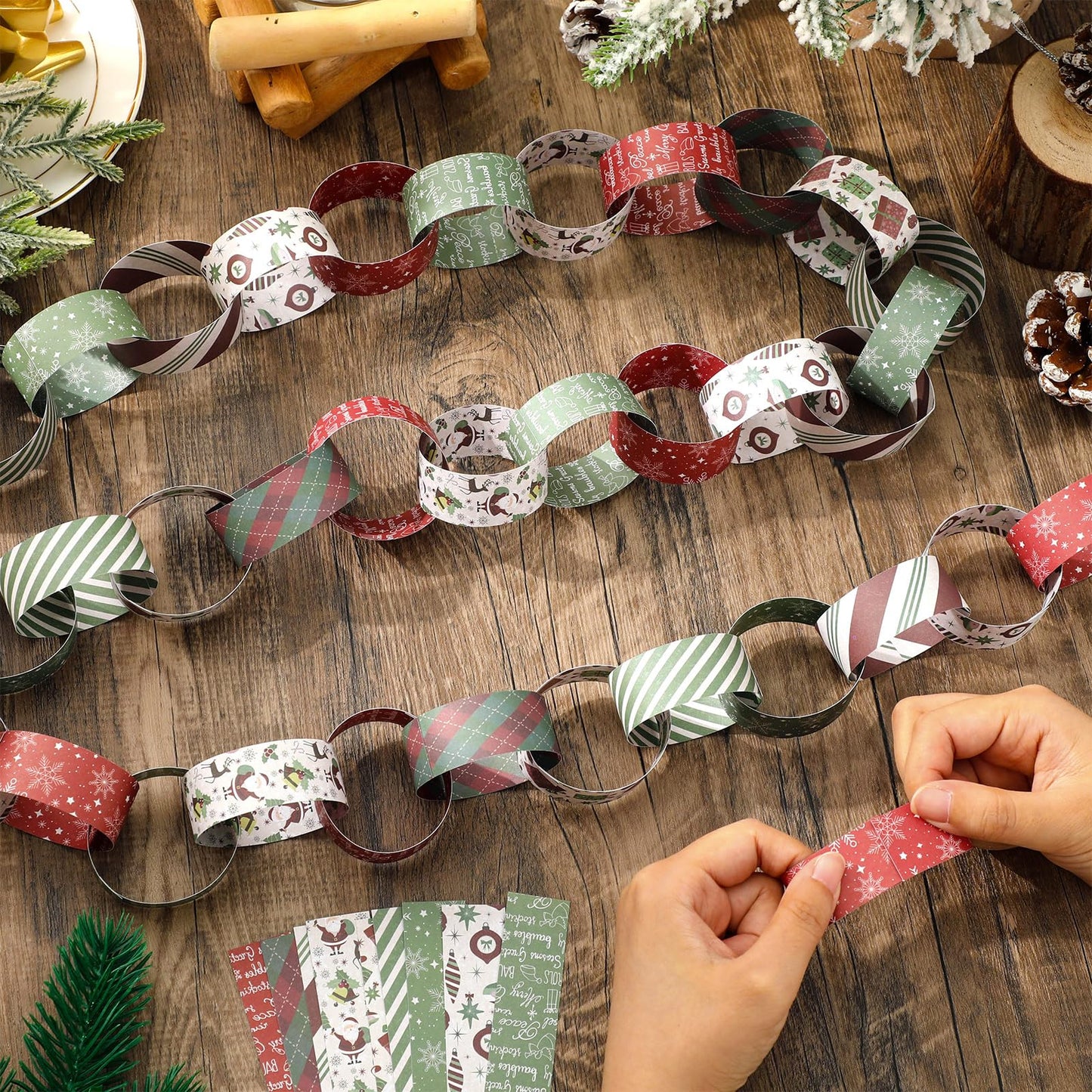 JarThenaAMCS 300Pcs Christmas Paper Chains Double-Sided Red Green Decorative Paper Links for Winter Xmas Party Favors DIY Crafts Supplies