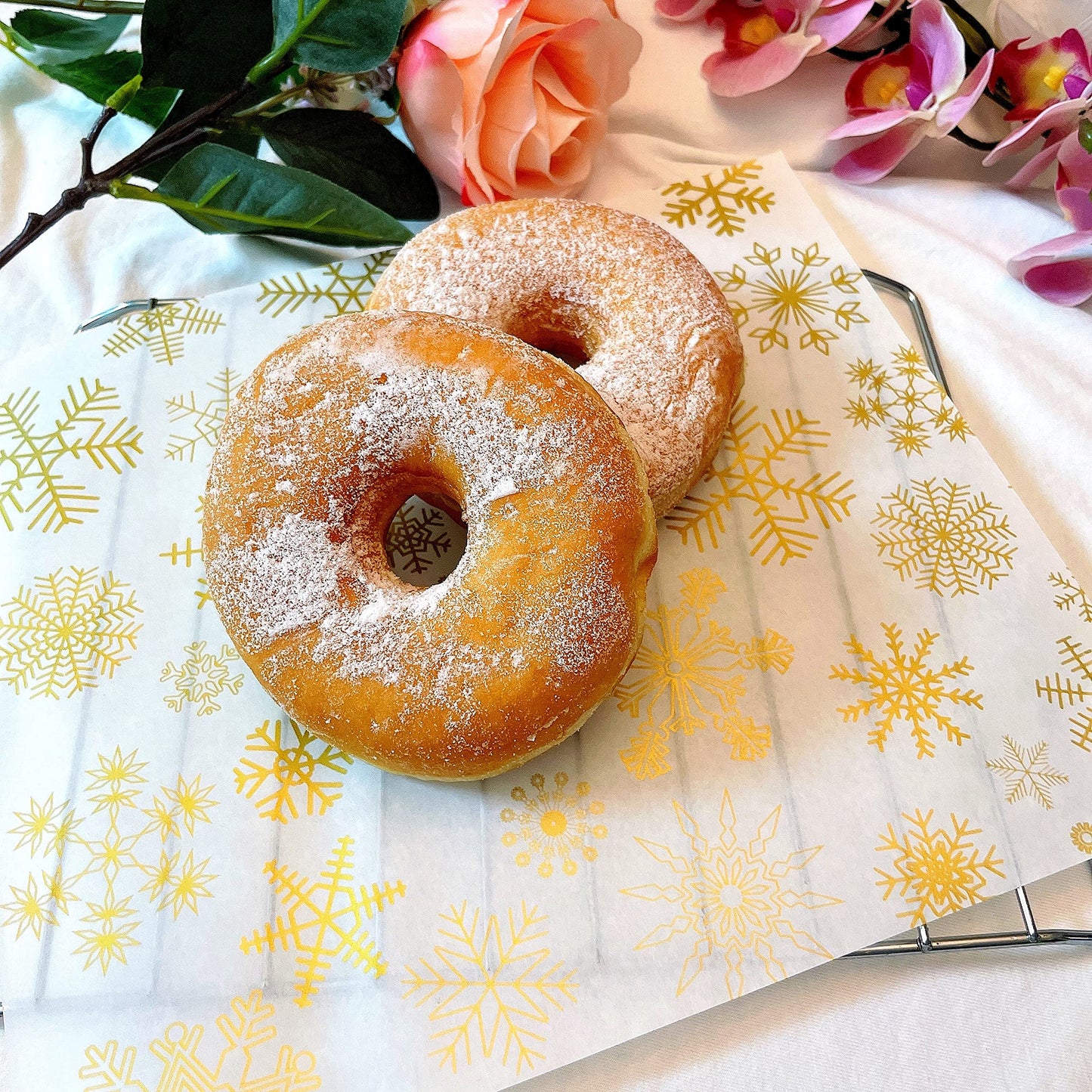 Suiwen Gold Snowflake Wax Paper Sheets Deli Wraps Tray&Basket Liner Deli Paper Wax Paper Baking Paper Colored Parchment Paper Greaseproof for Food (150), 25*22cm